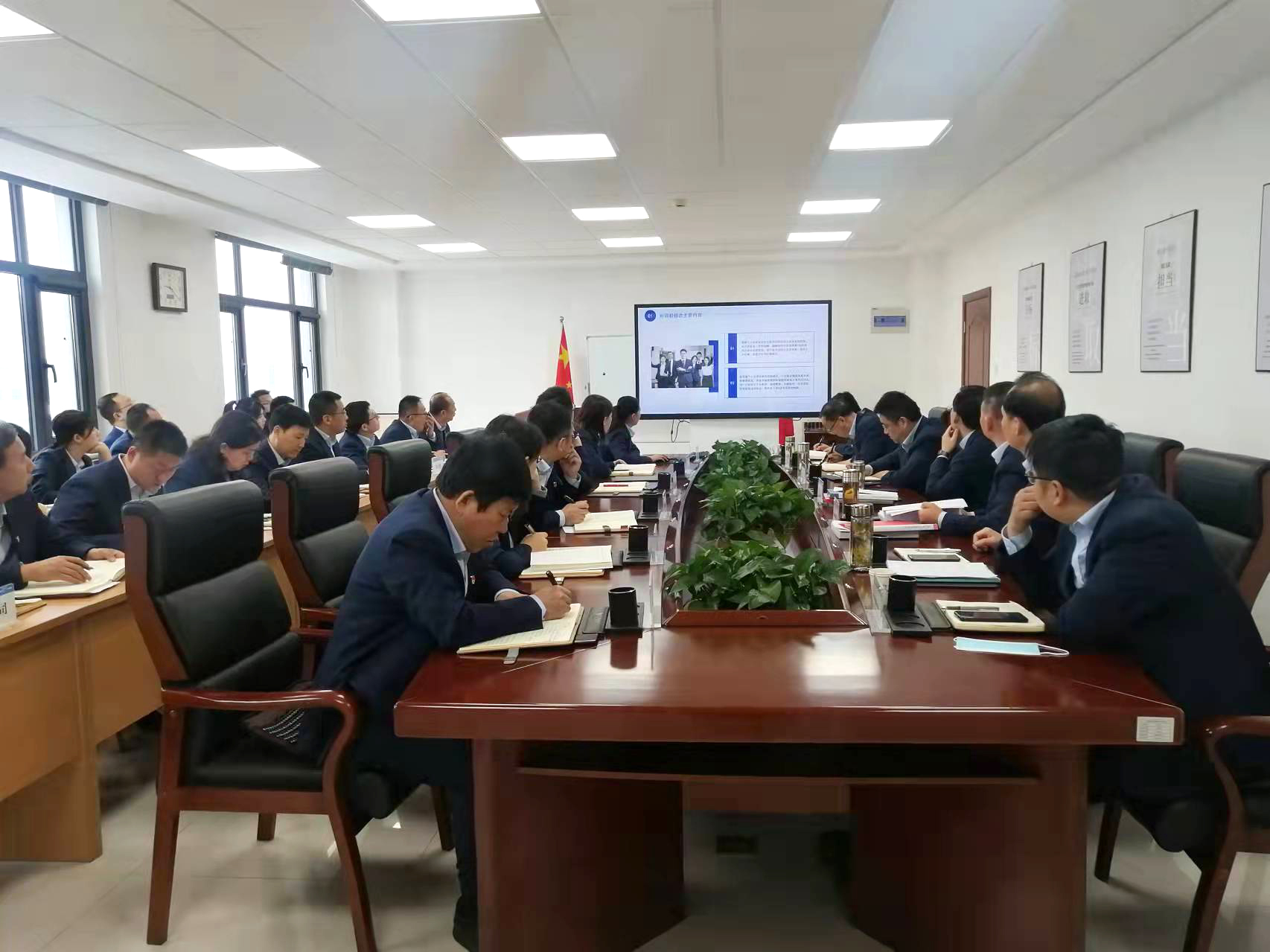 市產(chǎn)投集團召開黨委理論學(xué)習(xí)中心組集體學(xué)習(xí)會議(圖2)